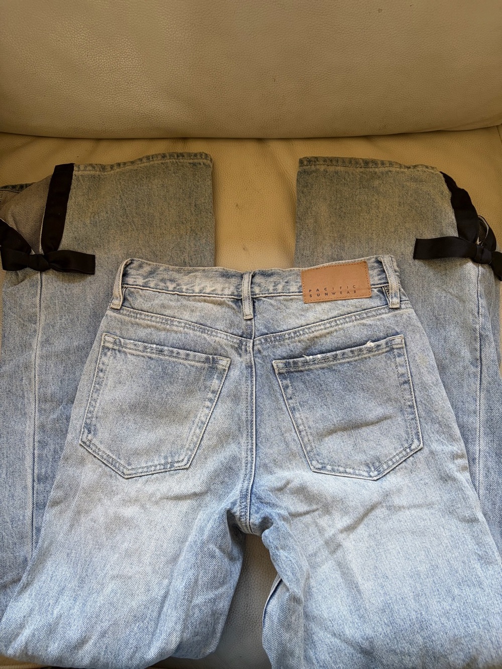 PacSun Light Wash Relaxed Women's Jeans with Ribbons